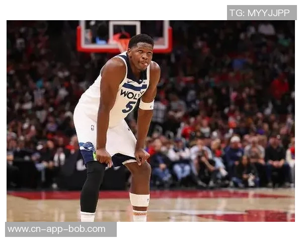 爱德华兹半场表现分析：11投4中收获10分6篮板2助攻并有3次失误