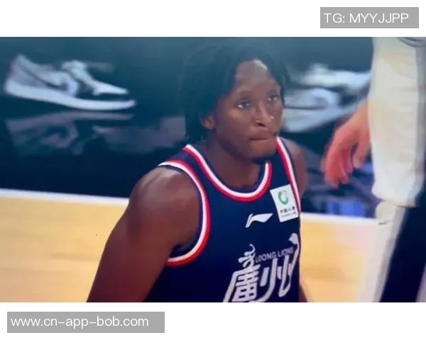 小卡盛赞奥拉迪波状态回暖快攻中展现空接三分与突破能力 小卡盛赞奥拉迪波状态回暖快攻中展现空接三分与突破能力