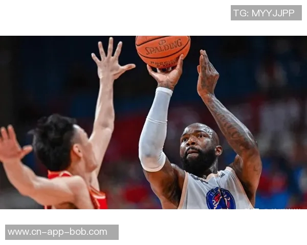 小琼斯专注比赛表现不在乎裁判判罚全力以赴追求胜利