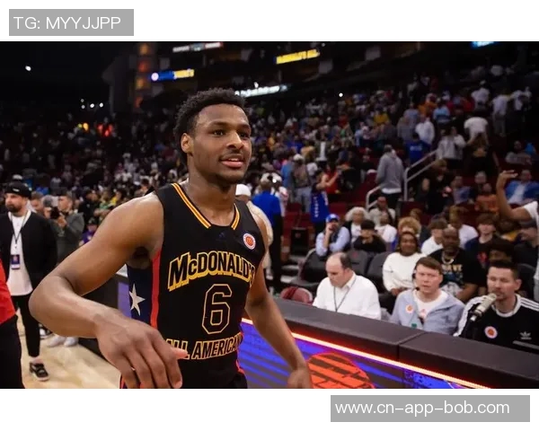 夸梅直言布朗尼受赞誉源于对老詹的崇拜与畏惧心理缺乏理性分析