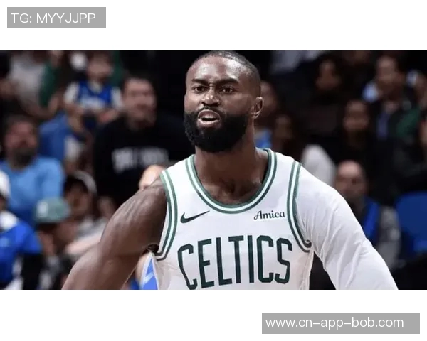 杰伦布朗半场表现平平7投3中三分命中率高但仅得8分助力球队需更努力